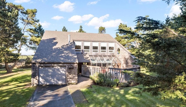 Blue Heron - Modern Coastal Retreat Close to Beach & w/ Modern Amenities