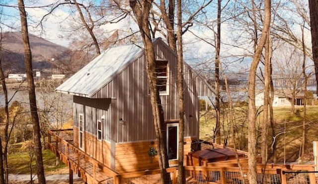 blue heron · NO SUNDAY CHECK INS, TREEHOUSE, HOT TUB, GATED