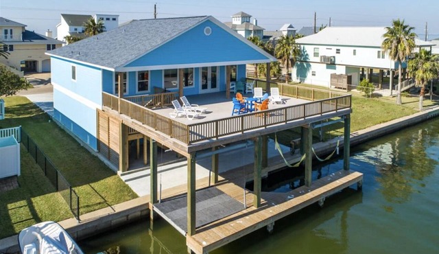Blue Heron Spacious 4-bed, 4-bath Canal-Front Getaway