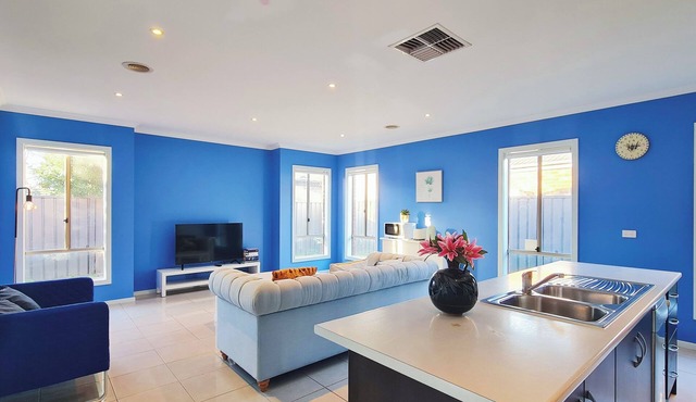 Blue Home/Comfy/Peaceful/3B House/Train Station/Parks/Sports