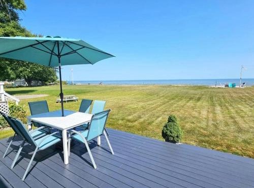Blue Horizon Lake House - Renovated 3BR 2BA on the Beach