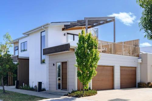 Blue Horizon Villa - Sun-Drenched Terraces and Ocean Views