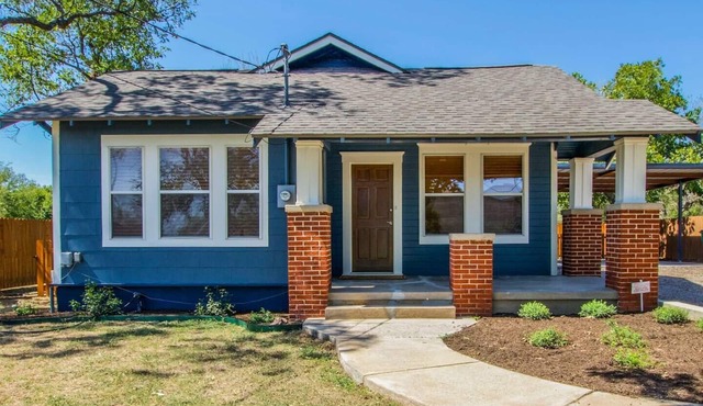 Blue House Bungalow,10 mins to Baylor and downtown Waco. Pet friendly!