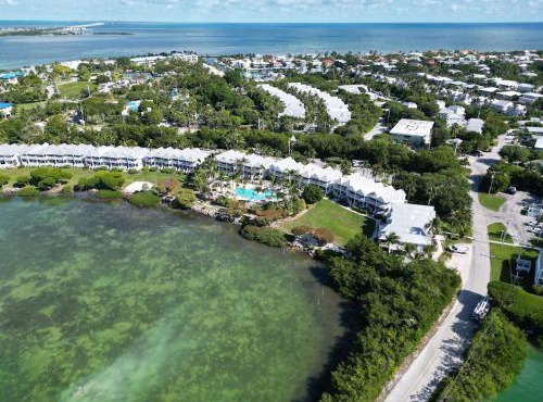 Blue House Getaway - 2BR 3BA Coastal Villa