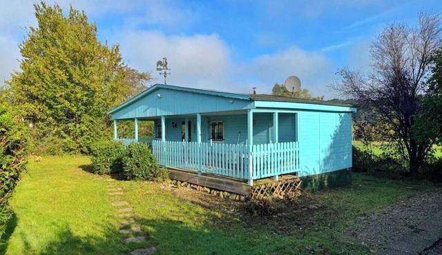 Blue house just 2 minutes from the Parc Animalier de Saint Croix!