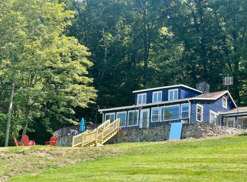 Blue House, King Bed, Grill, Pool Table, Air Hockey, Ping Pong