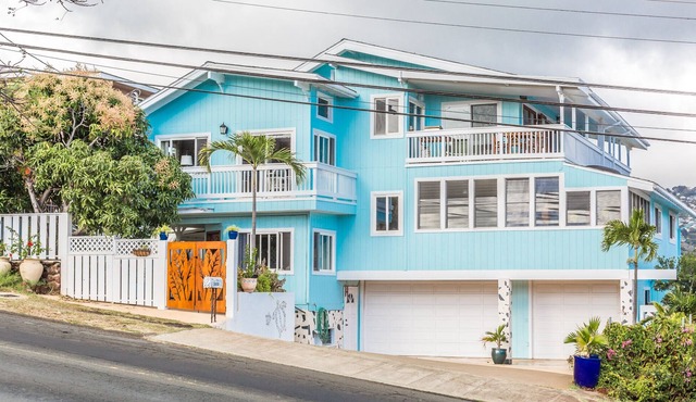 Blue house (Main floor) 5 bedrooms 2.5 baths