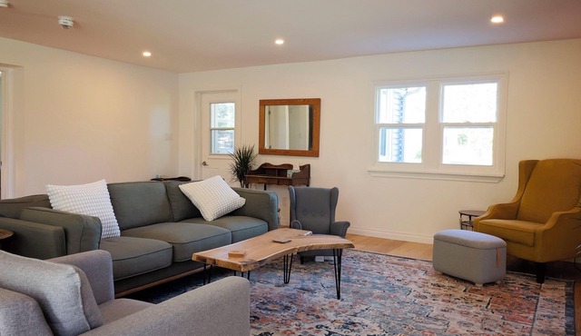 Blue House on Kelly - 10 Minutes from the Sandbanks Provincial Park!