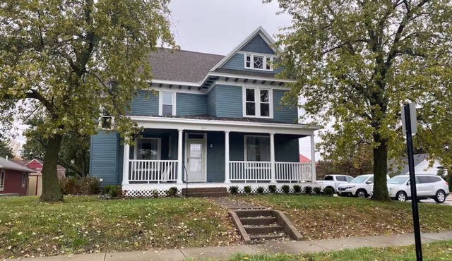 Blue House on Main | *Pet Friendly*