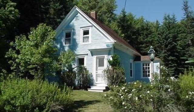 Blue House - Private Location