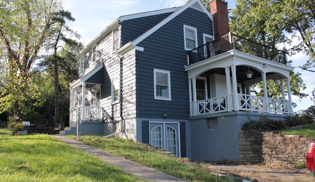 Blue Jay Bungalow- 3 bedroom withnprivate outdoor porches, kid-friendly big yard