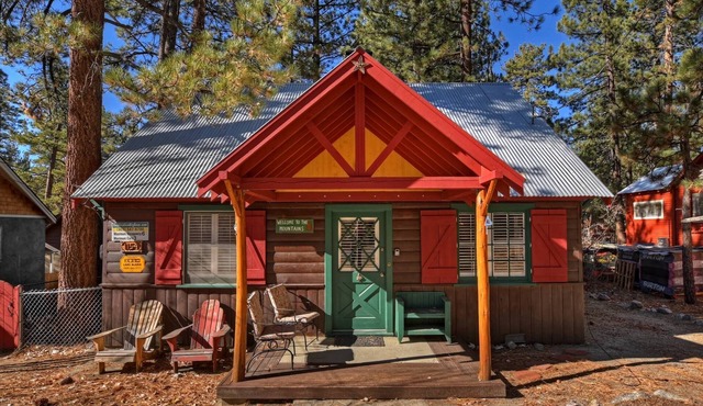 Blue Jay Cottage by Destination Big Bear : Fawnskin! Separate Guest Quarters! Vintage Features! Fireplace! Laundry!