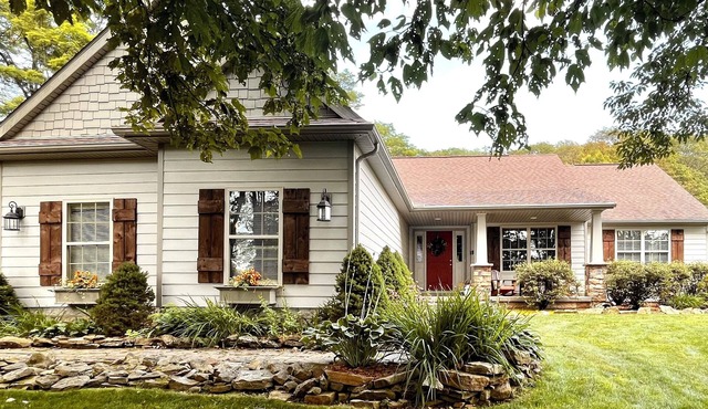 Blue Jay's Nest- Private Home MINUTES to Hidden Valley and Seven Springs!