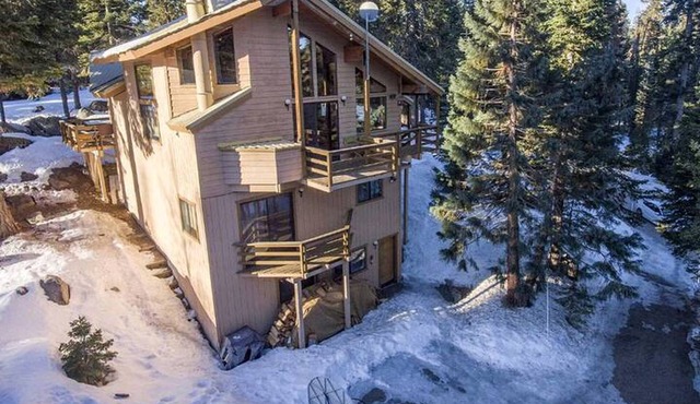 Blue Jay's Nest Sequoia Cabin in Ponderosa, CA