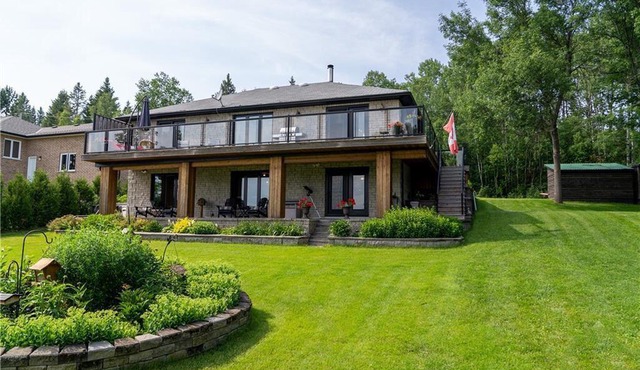Blue Jays Paradise: Lake Front Cottage