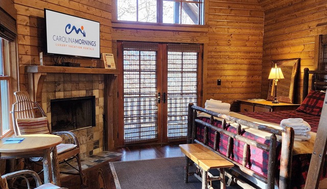 Blue Jay’s Perch | Cabin w/Loft + Jetted Tub + Biltmore Pass