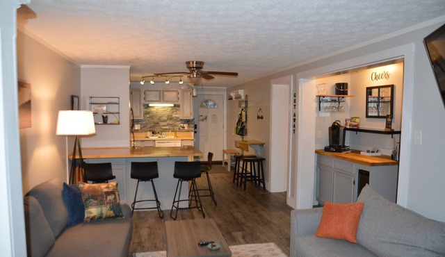 Blue Knob Resort! Get-Away Chalet- King bed/2BR/2BA Hot tub/Pool/Sauna/Ski/Ride