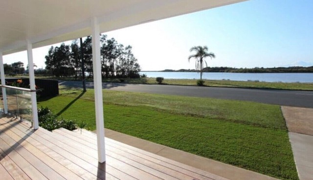 Blue Lagoon Hamptons Style Holiday Home facing the Lagoon at Harrington