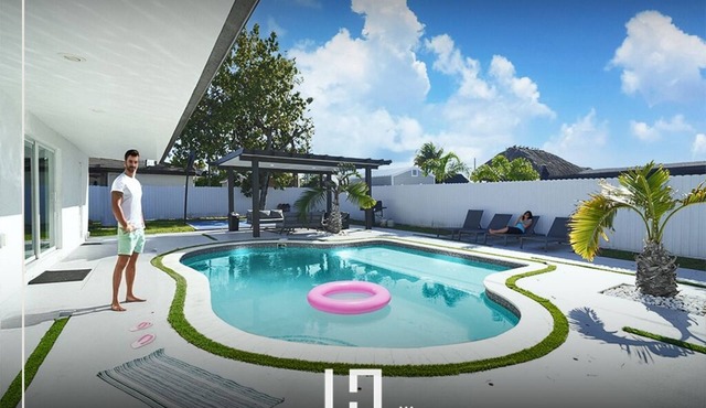 Blue Lagoon/heated pool/pool table & basketball court