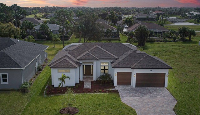 Blue Lagoon | Pool | Spa | Lounge