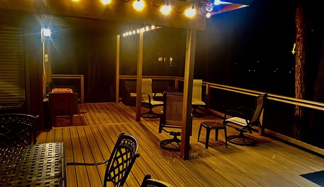 BLUE LAKE INN! SLEEPS 12 WITH CENTRAL AIR! FENCED FOR PUPS!