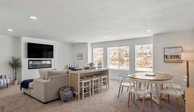 Blue Lake Townhouse ~ Close to Marina & Mike’s Market