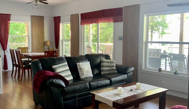 Blue Lodge with cozy winter garden and direct lake access