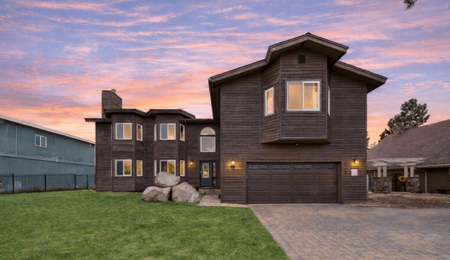 Blue Majestic: Waterfront 5 Bedroom, Hot Tub, Pool and Resort Amenities, Pool Table, Games