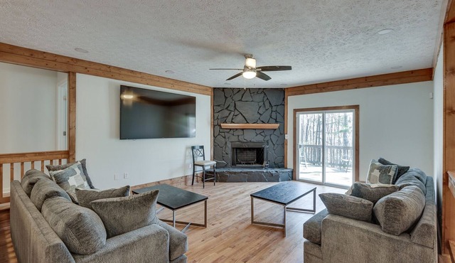 Blue Manor Luxury Home *15 min. from Airport*