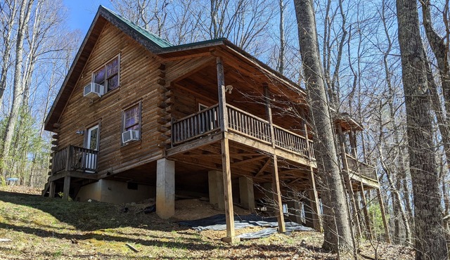 BLUE MOON CABIN: Pet friendly, 54 acres, hot tub, creek frontage, great fishing