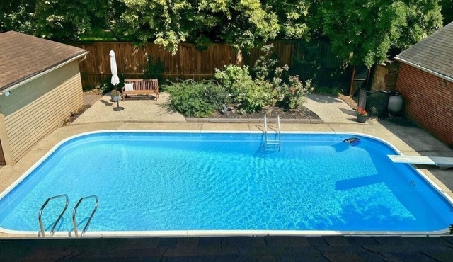 Blue Moon Cottage: Music Room, Inground Pool