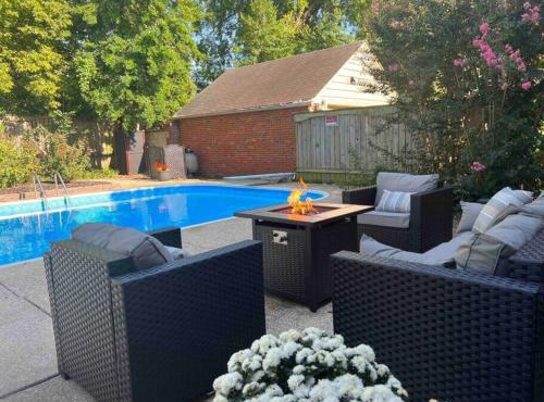 Blue Moon Cottage - Music Room, Inground Pool