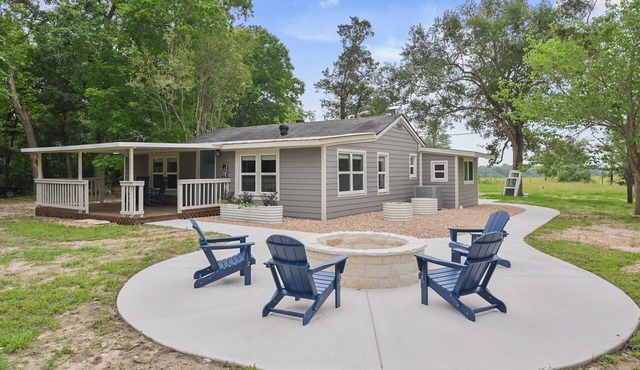 Blue Moon - Cozy Country Cottage - Just Minutes From Texas A&M!