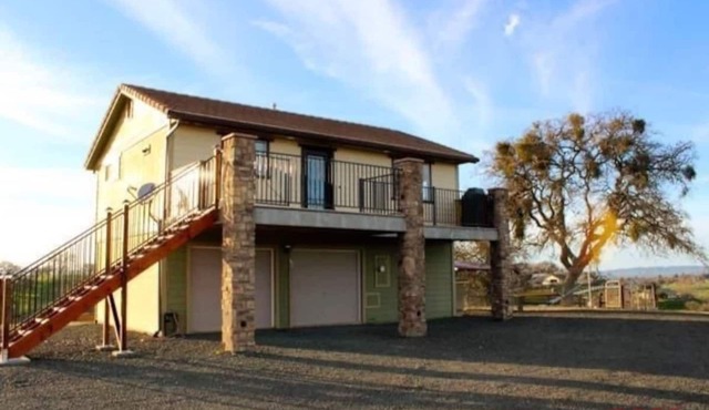 Blue Moon Hilltop Getaway: Hot tub/EV charger