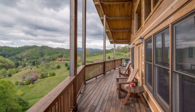 Blue Moon Lodge, Beautiful Views, Hot Tub, Firepit, 15 Mins from Boone
