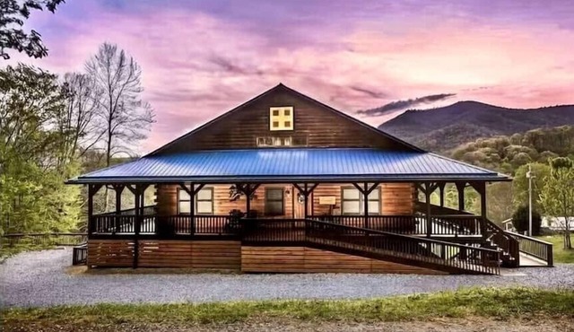Blue Moon Lodge: Reconnect with Family and Friends with Room to Spread Out!