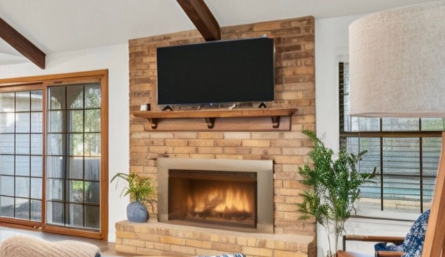 Blue Moon Retreat: Spacious 4-BR Home w/Fireplace & Pool Near Waco & Baylor
