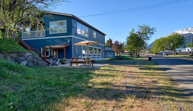 Blue Moon Retreat ~ Spacious duplex unit with SAUNA and a stunning view
