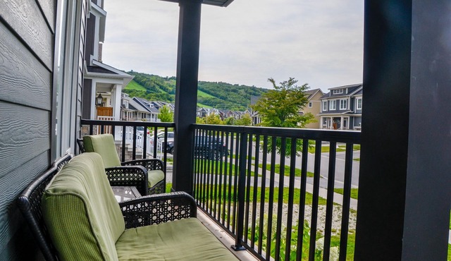 Blue Mountains Ski Chalet, Hot Tub, 4BR+Office, Walk to Village