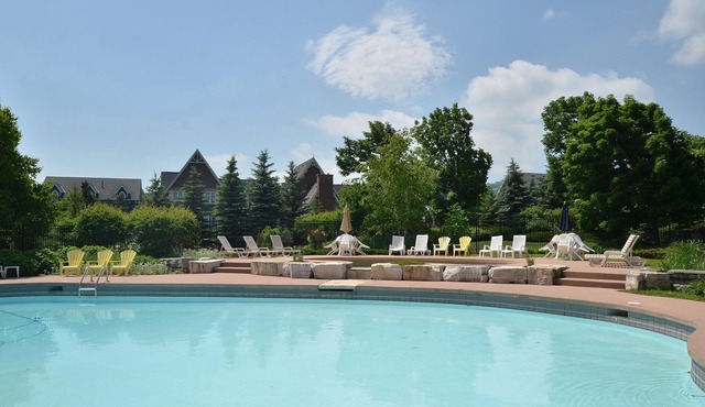 Blue Mountain Executive 3 Bedroom Town Home Sleeps 10 Located, Pool & Shuttle