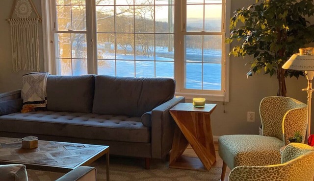 Blue Mountain Getaway: Hot tub, Winery, Game Room