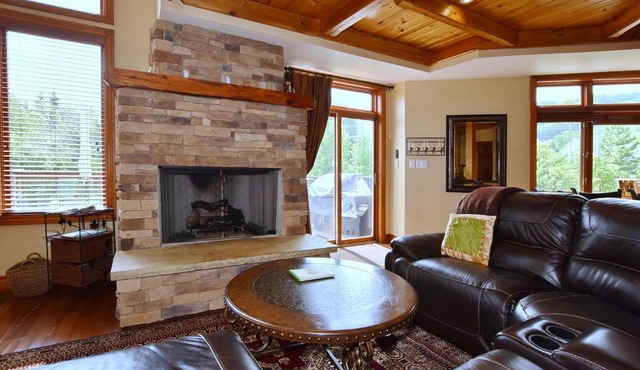 Blue Mountain-Luxurious BlueSki George Chalet, Hot Tub, Pool, Gas Fireplace