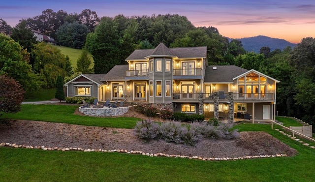 Blue Mountain View by Carolina Mornings | Fire Pit, Hot Tub🚣‍♂️+Biltmore Pass