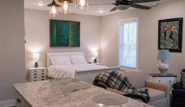 Blue Nest: Your Modern Downtown Perch - Downtown BG