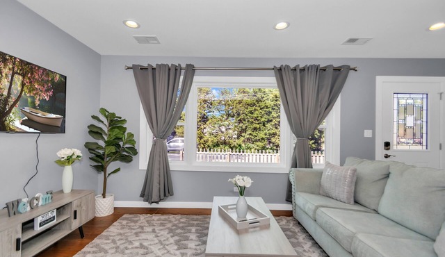 Blue Oasis- cozy modern ranch near everything.