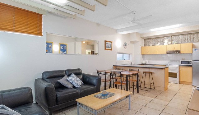 Blue Pacific 1 Beachside neat and tidy unit in Tugun