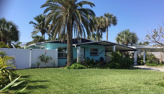 Blue Palm Beachside Cottage Heated Pool - Only Steps from Beach