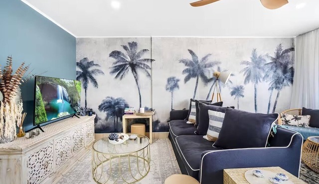 Blue Palms By The Beach - Pool, spa, king bed