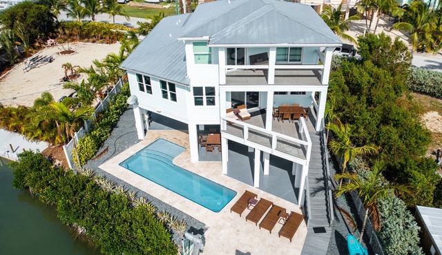 BLUE PEARL - 5 Bedroom/4 Bathroom Pool, Kayak, Bike, Canal Front w/Boat Lift