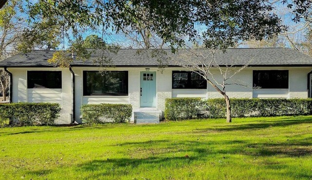 Blue Pelican Getaway! Pet friendly, fenced in back yard! Sleeps 8 by beach!
